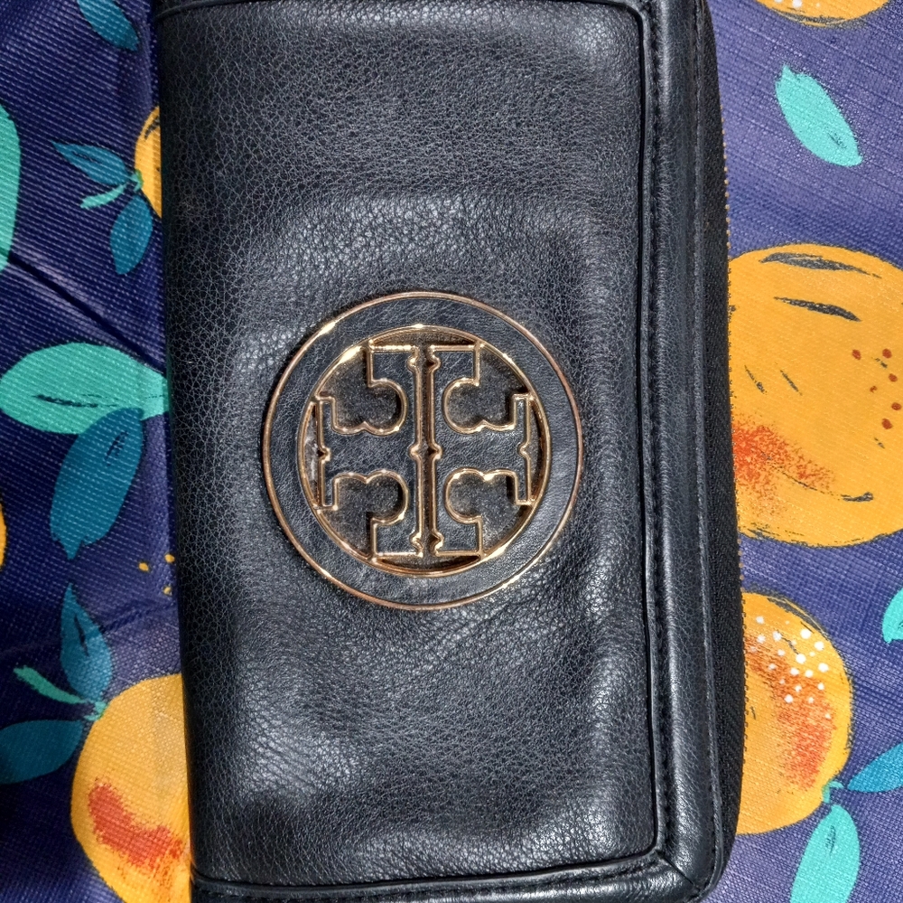Tory burch blavk leather conventional zip around waller
